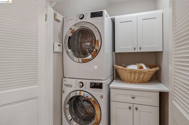 900 Rosemount Rd, Oakland, CA 94610