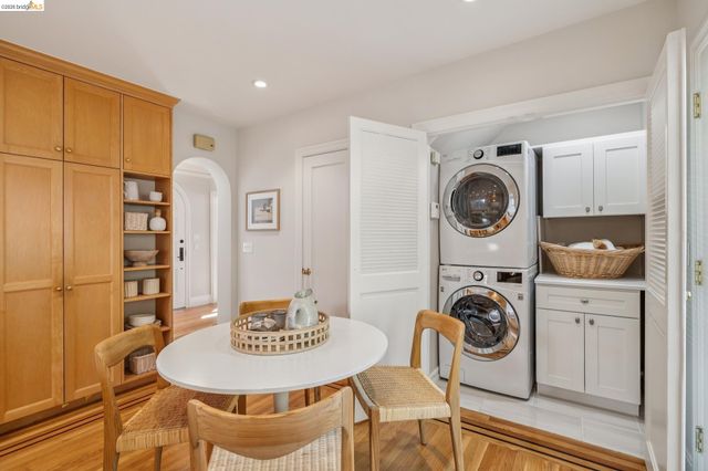 900 Rosemount Rd, Oakland, CA 94610