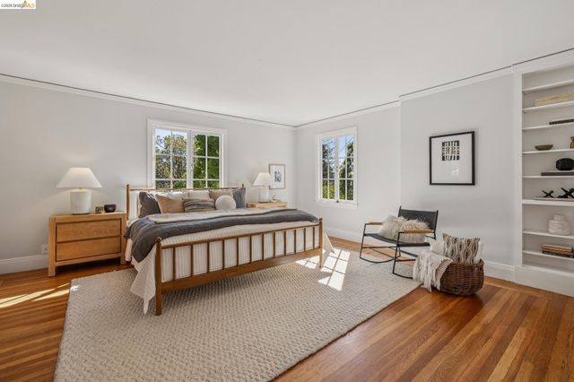 900 Rosemount Rd, Oakland, CA 94610