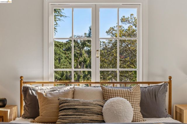 900 Rosemount Rd, Oakland, CA 94610