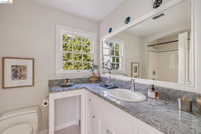 900 Rosemount Rd, Oakland, CA 94610