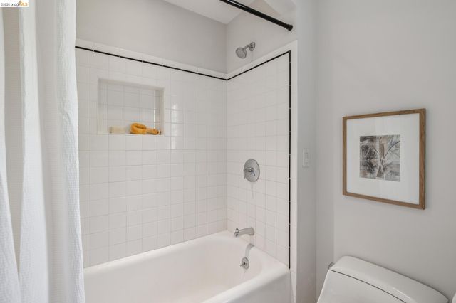 900 Rosemount Rd, Oakland, CA 94610