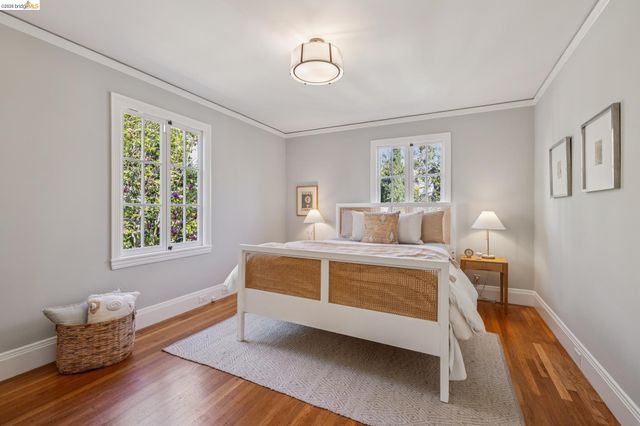 900 Rosemount Rd, Oakland, CA 94610