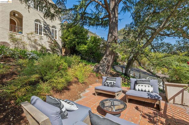 900 Rosemount Rd, Oakland, CA 94610