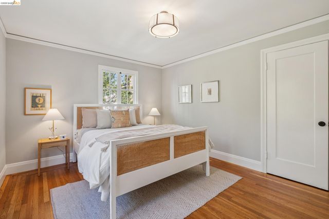 900 Rosemount Rd, Oakland, CA 94610