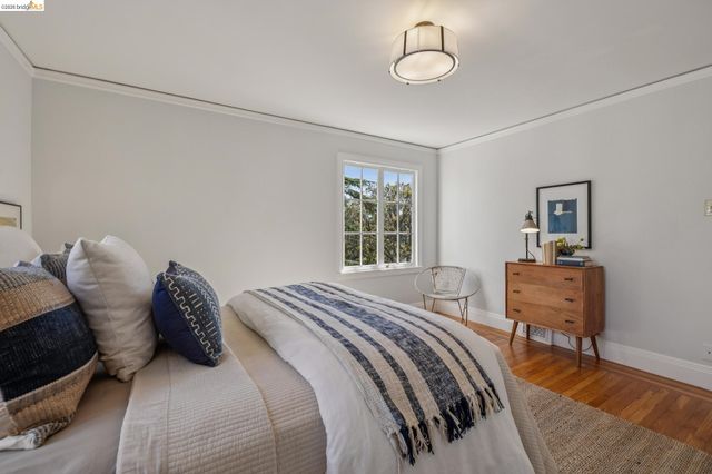 900 Rosemount Rd, Oakland, CA 94610