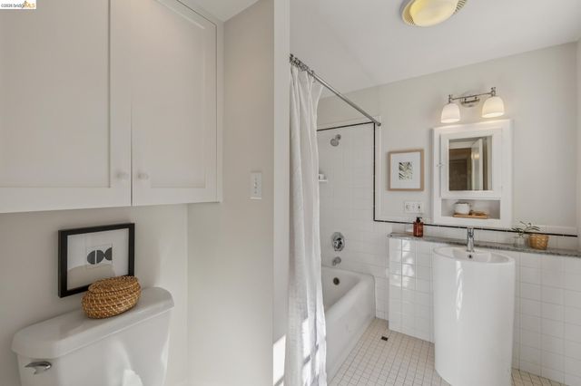 900 Rosemount Rd, Oakland, CA 94610