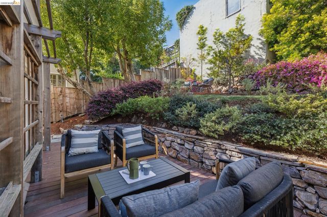 900 Rosemount Rd, Oakland, CA 94610