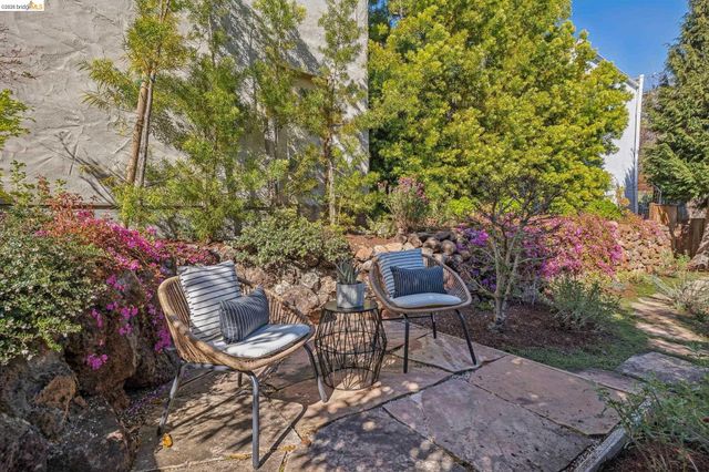 900 Rosemount Rd, Oakland, CA 94610