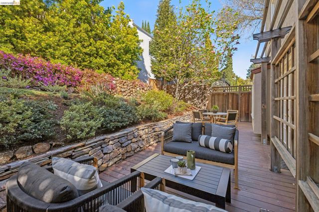 900 Rosemount Rd, Oakland, CA 94610