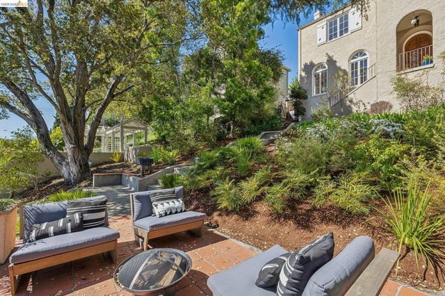 900 Rosemount Rd, Oakland, CA 94610