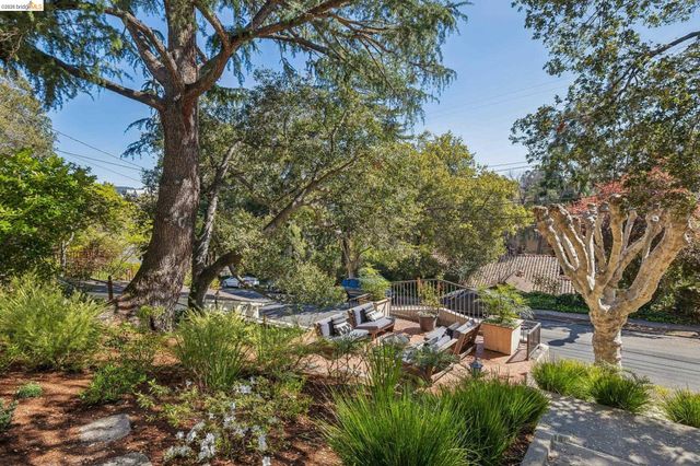 900 Rosemount Rd, Oakland, CA 94610