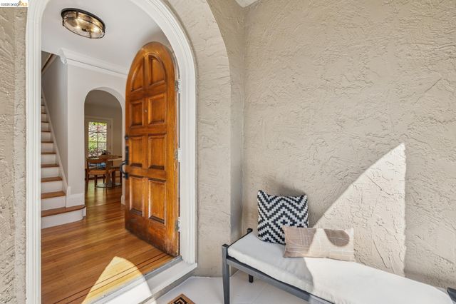 900 Rosemount Rd, Oakland, CA 94610