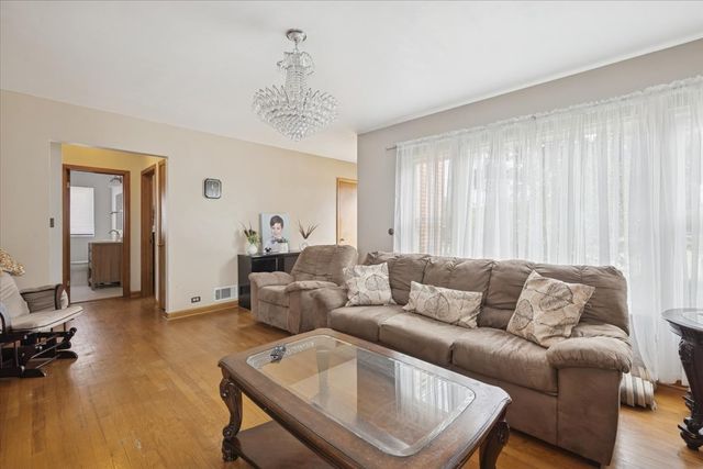 8106 N Harlem Avenue, Niles, IL 60714