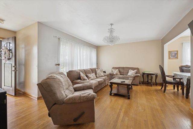 8106 N Harlem Avenue, Niles, IL 60714