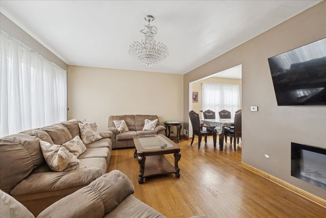 8106 N Harlem Avenue, Niles, IL 60714