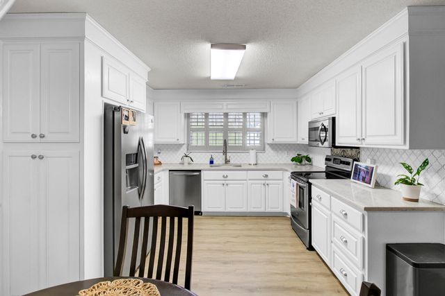 212 Thames Avenue, Summerville, SC 29485