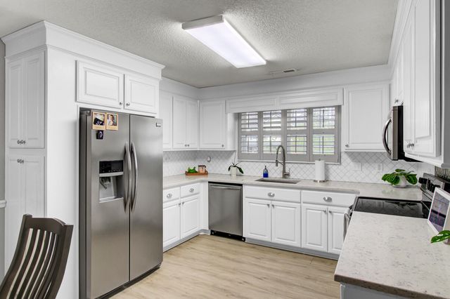 212 Thames Avenue, Summerville, SC 29485