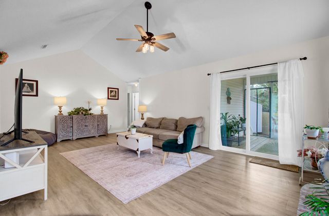 212 Thames Avenue, Summerville, SC 29485