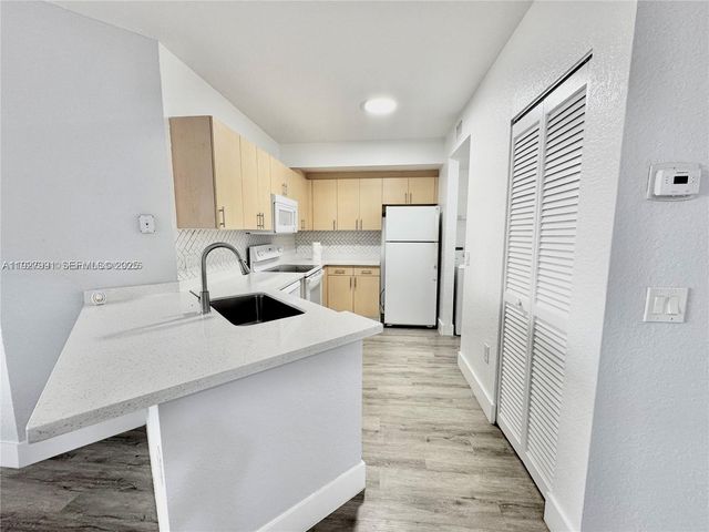 704 Belmont Ln 704, North Lauderdale, FL 33068