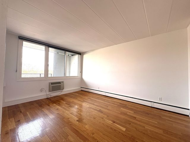 345 Harvard St 4E, Cambridge, MA 02138