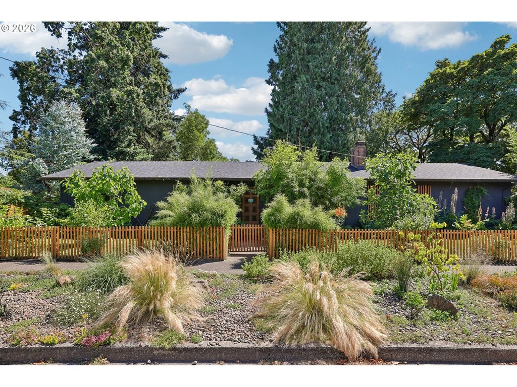 Image 1 of property listing at 910 Se STOREY St, Mc Minnville, OR 97128