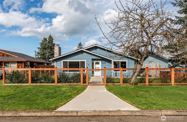 1225 W 17th St, Port Angeles, WA 98363