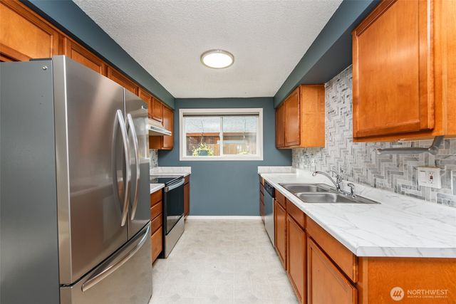 1225 W 17th St, Port Angeles, WA 98363