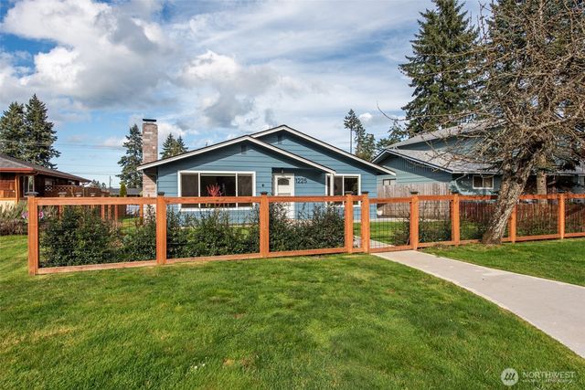 1225 W 17th St, Port Angeles, WA 98363