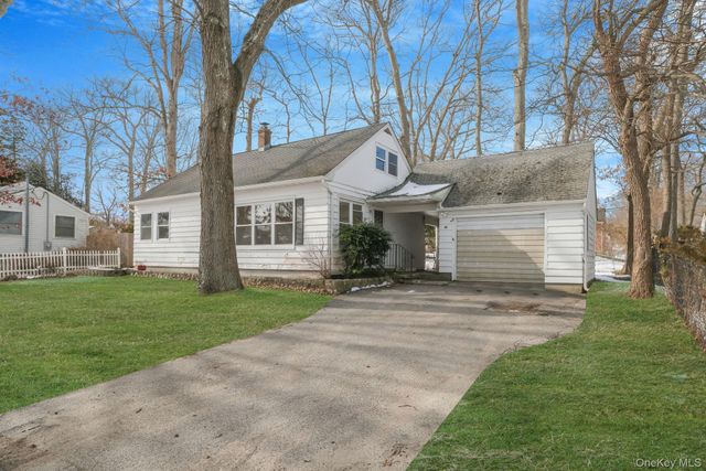 22 Overbrook Street, Riverhead, NY 11901