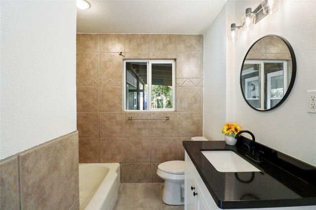 527 Gardenia Street, Lake Jackson, TX 77566