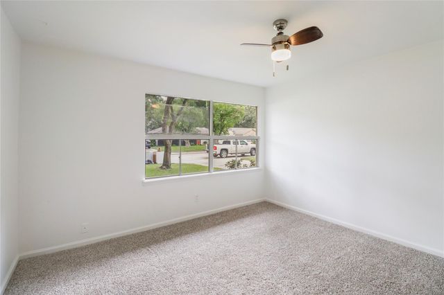 527 Gardenia Street, Lake Jackson, TX 77566