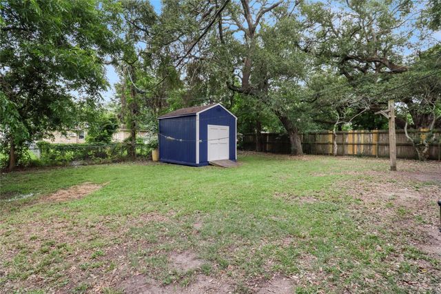 527 Gardenia Street, Lake Jackson, TX 77566