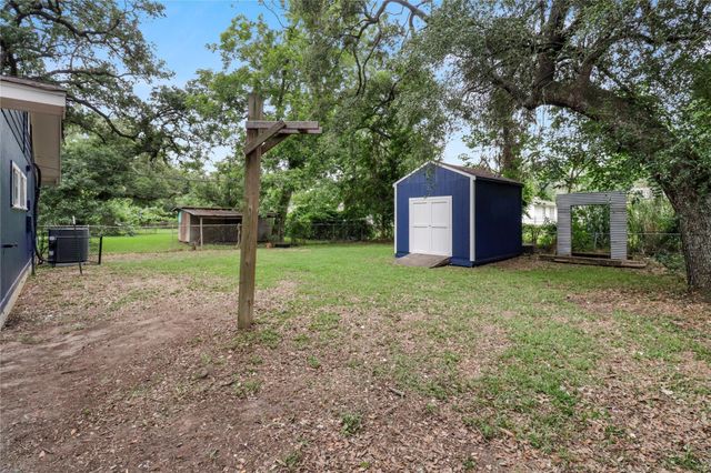 527 Gardenia Street, Lake Jackson, TX 77566