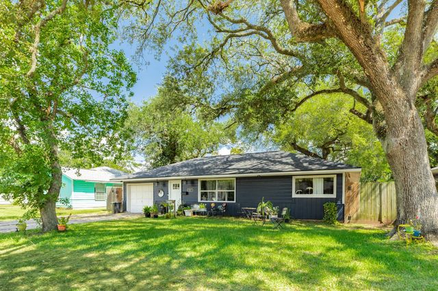 527 Gardenia Street, Lake Jackson, TX 77566