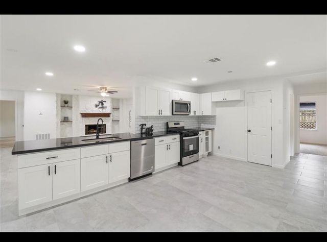 527 Gardenia Street, Lake Jackson, TX 77566