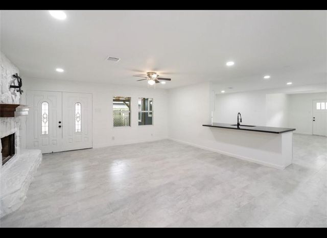 527 Gardenia Street, Lake Jackson, TX 77566