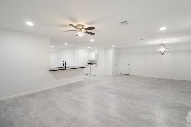 527 Gardenia Street, Lake Jackson, TX 77566