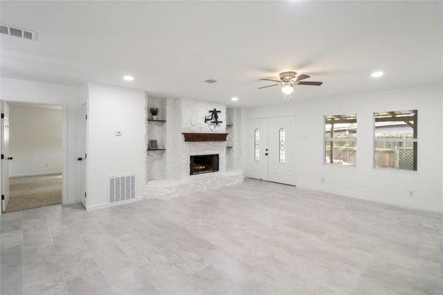 527 Gardenia Street, Lake Jackson, TX 77566