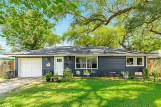 527 Gardenia Street, Lake Jackson, TX 77566