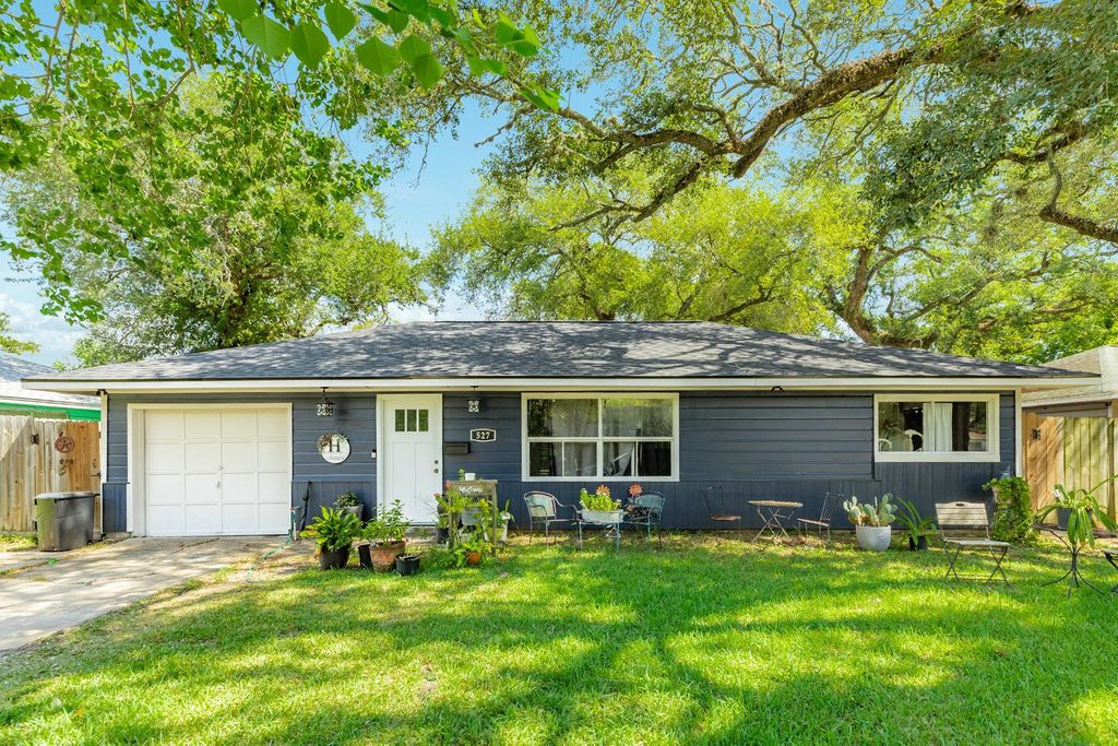 527 Gardenia Street, Lake Jackson, TX 77566