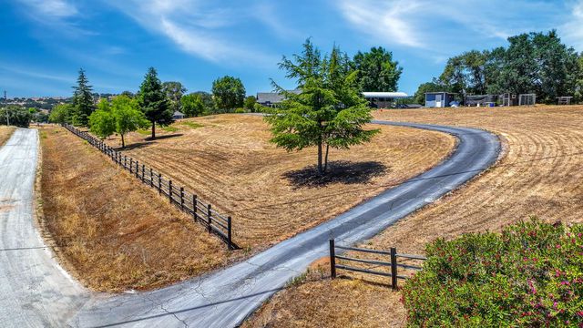 8656 Rose Marie Dr, Valley Springs, CA 95252