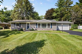 16 Trowbridge Trl, Pittsford, NY 14534