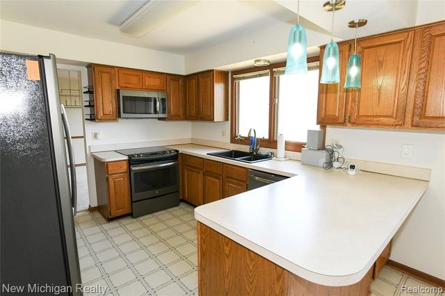22200 Heatheridge, Farmington, MI 48167