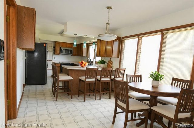 22200 Heatheridge, Farmington, MI 48167