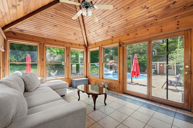 4 Dix Rd, Franklin, MA 02038