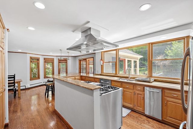 4 Dix Rd, Franklin, MA 02038