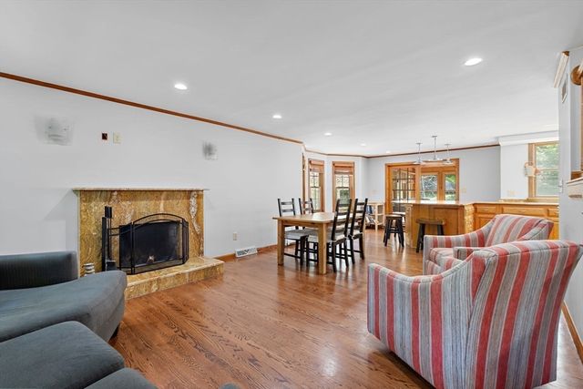 4 Dix Rd, Franklin, MA 02038
