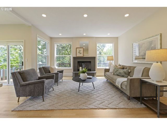 4322 Sw TERLYN Ct, Portland, OR 97221