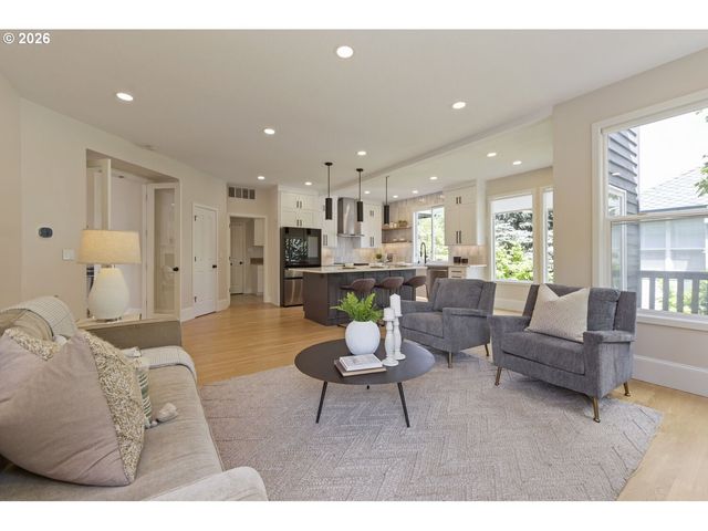 4322 Sw TERLYN Ct, Portland, OR 97221